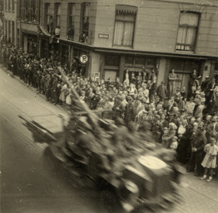 600840 Afbeelding van een legervoertuig in de Voorstraat te Utrecht tijdens de Memorial D-Day Parade van de 3rd ...